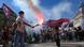 Manifestante con mascarilla y una antorcha prendida, en medio de una protesta. Manifestante con mascarilla y una antorcha prendida, en medio de una protesta.