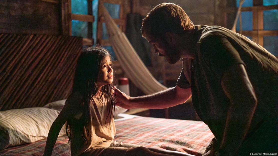 Alanna De La Rossa ve Jim Caviezel, Sound of Freedom filmi sahnesi.