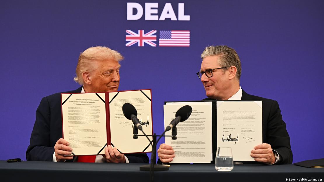 İki ülke arasında imzalann anlaşmayı kameralara gösteren Trump ve Starmer