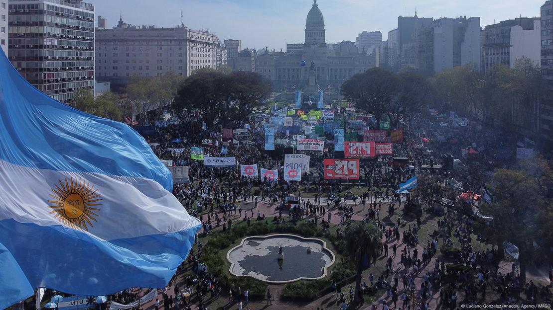 Una bandera argentina flamea y miles de personas protestan frente al Congreso argentino, en Buenos Aires por el veto del Gobierno de Milei a la financiación de las universidades. (17.09.2025).