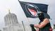Un manifestante protesta contra un desfile de autos nacionalistas de derecha con una bandera de Antifa en Portland, Oregón, en 2021. Un manifestante protesta contra un desfile de autos nacionalistas de derecha con una bandera de Antifa en Portland, Oregón, en 2021.