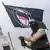 Un manifestante protesta contra un desfile de autos nacionalistas de derecha con una bandera de Antifa en Portland, Oregón, en 2021.