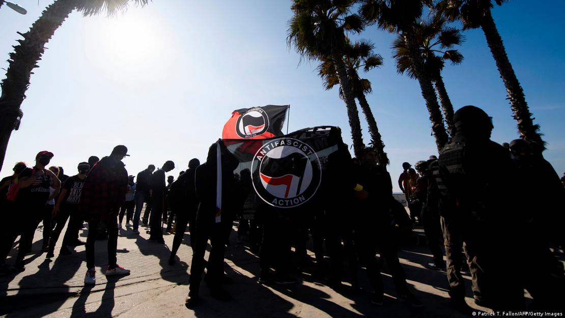 San Diego'da Başkan Trump'a karşı gösteri düzenleyen Antifa aktivistleri.