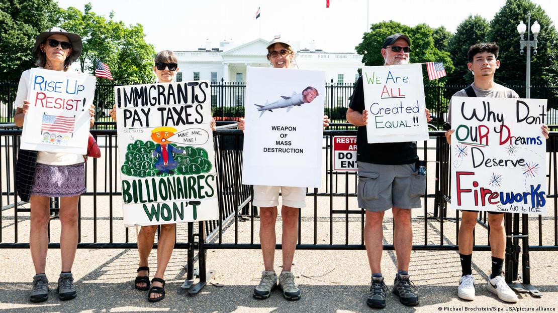 Grupo protesta em frente à Casa Branca com cartazes que criticam política de Trump de combate à migração irregular