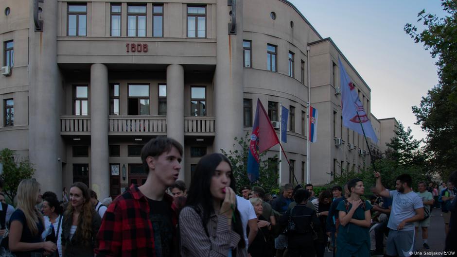Protesti ispred pravnog fakulteta u Beogradu u znak podrške Bogdanu Jovićeviću