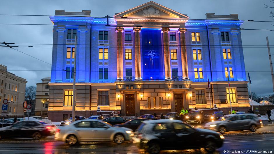 Латвия запретила въезд трем россиянам из-за биеннале в Венеции