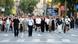Група луѓе одат на улица во Скопје на протест против фемицидите во земјата. Пред нив чекорат двајца полицајци Група луѓе одат на улица во Скопје на протест против фемицидите во земјата. Пред нив чекорат двајца полицајци