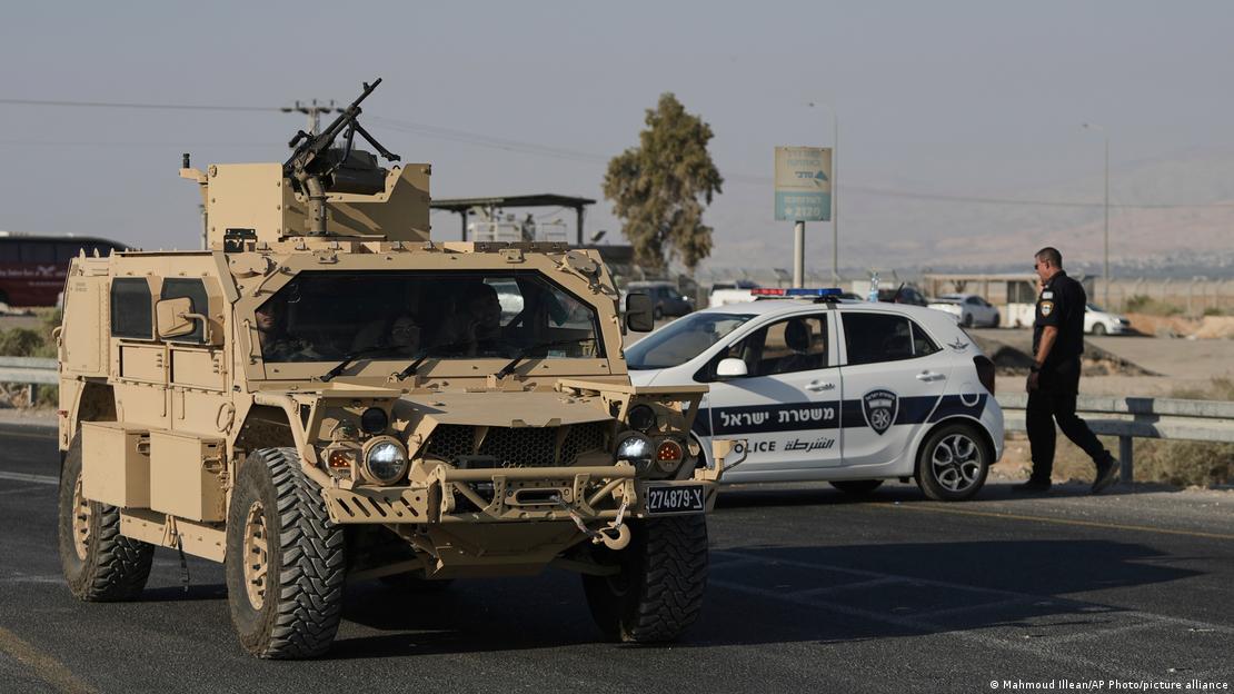 Policías y soldados israelíes hacen guardia cerca del lugar en el que dos personas fueron asesinadas a tiros en un ataque militante en el cruce del puente Allenby entre Cisjordania y Jordania (18.09.2025)