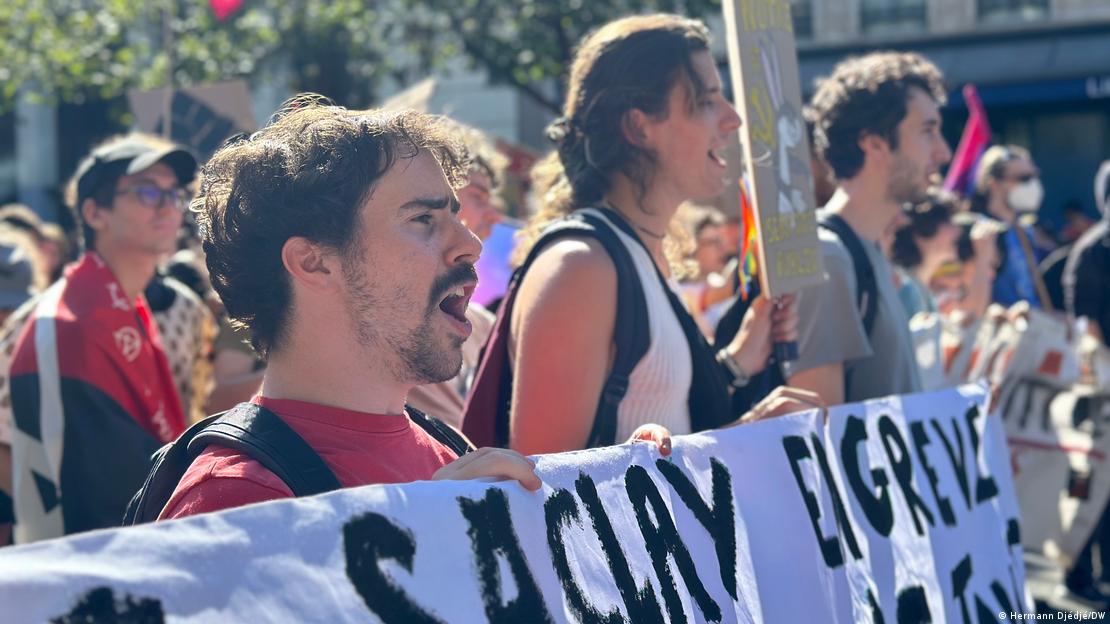 Manifestantes en París, el 18.09.2025, con pancartas.