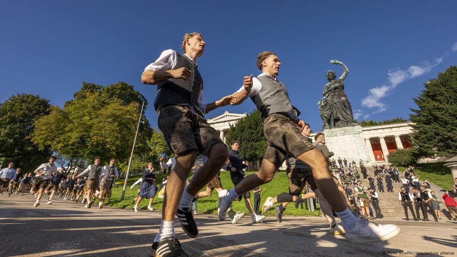 Oktoberfest 2025 opens with traditional keg-tapping  DW  09/20/2025
