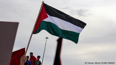 Flagge Palästinas wird gehisst