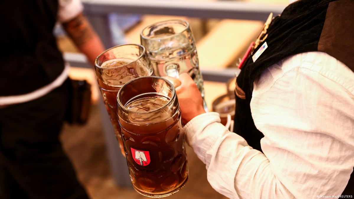 Deutschland München 2025 | Eröffnung des 190. Oktoberfests 不过,今年酒价的涨幅相对温和。大杯啤酒的平均价格比去年上涨了2.4%,低于德国预期的接近3%的整体通胀率。