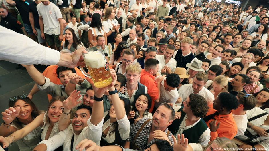 Oktoberfest 2025 begins with conventional barrelapping Oktoberfest 2025 begins with conventional barrelapping