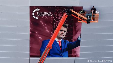 Zehntausende Menschen nahmen an einer Gedenkfeier für den ultra-rechten Aktivisten Charlie Kirk teil.