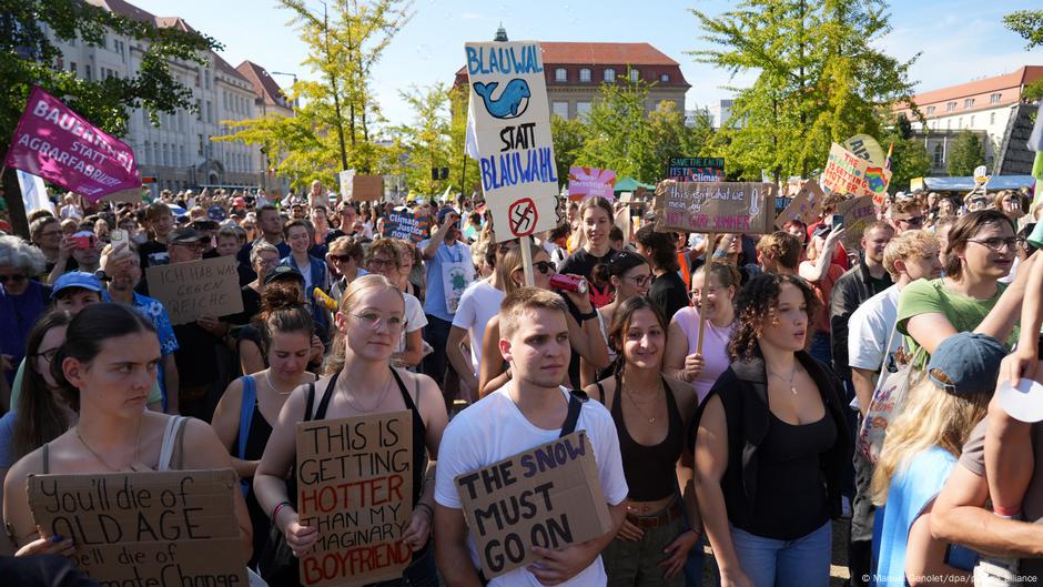 Germany updates: Protesters rally over climate, abortion  DW  09/20/2025