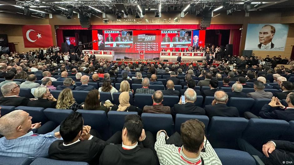 Hukukçular: CHP'de kurultay mevcut hukuki kaosu sona erdirec