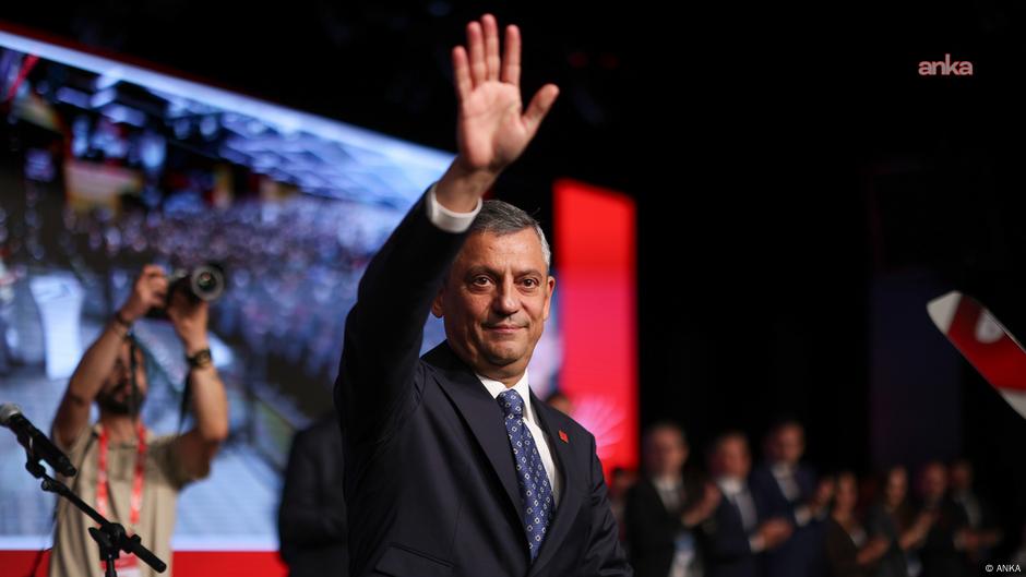 Turkey: Opposition re-elects leader ahead of court ruling  DW  09/21/2025