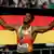 Zehnkämpfer Leo Neugebauer bei Leichtathletik-WM in Tokio auf der Ehrenrunde mit deutscher Fahne