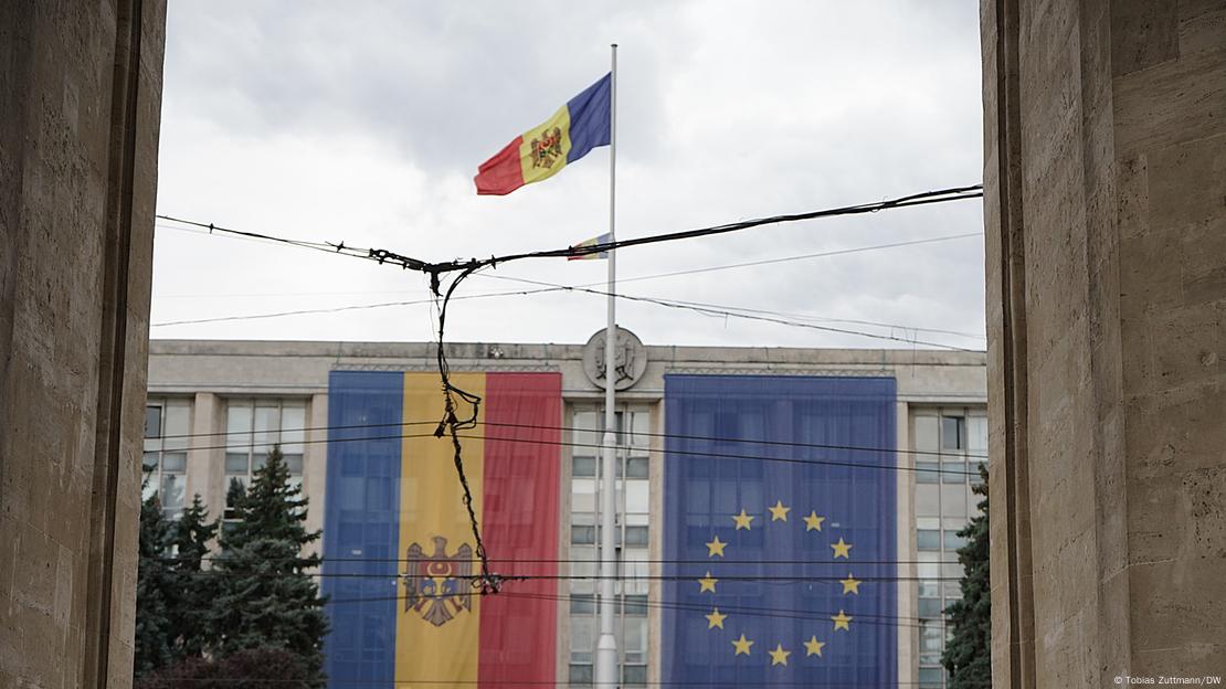Флаговете на Молдова и ЕС върху фасадата на правителствената сграда в Кишинев 