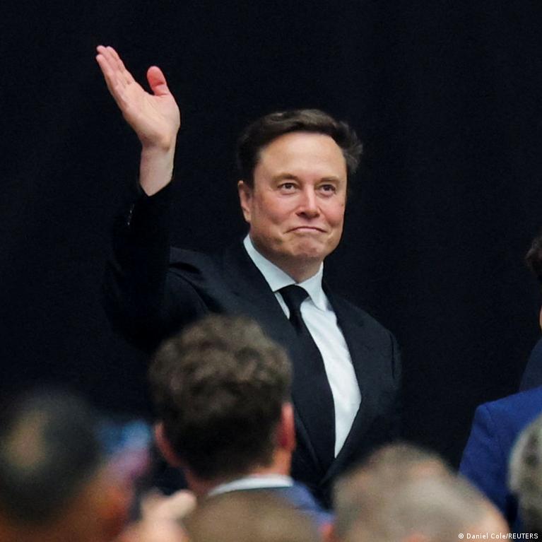 Tesla shareholders approve $1 trillion pay package for Musk – DW – 11/06/2025