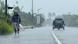 En la imagen se observa una zona de Filipinas azotada por una fuerte lluvia, mientras un hombre camina a la orilla de la calle cubriéndose con un impermeable. En la imagen se observa una zona de Filipinas azotada por una fuerte lluvia, mientras un hombre camina a la orilla de la calle cubriéndose con un impermeable.