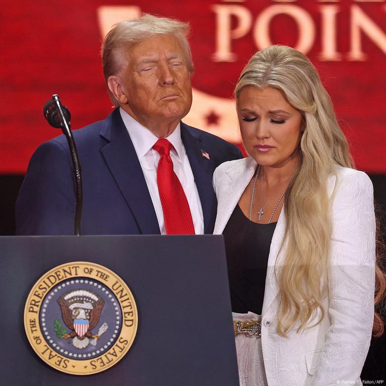 Thousands from across the US attend Charlie Kirk memorial – DW – 09/22/2025