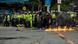 Un grupo de policías antimotines, junto a un cóctel molotov ardiendo en el suelo. Un grupo de policías antimotines, junto a un cóctel molotov ardiendo en el suelo.