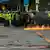 Un grupo de policías antimotines, junto a un cóctel molotov ardiendo en el suelo.