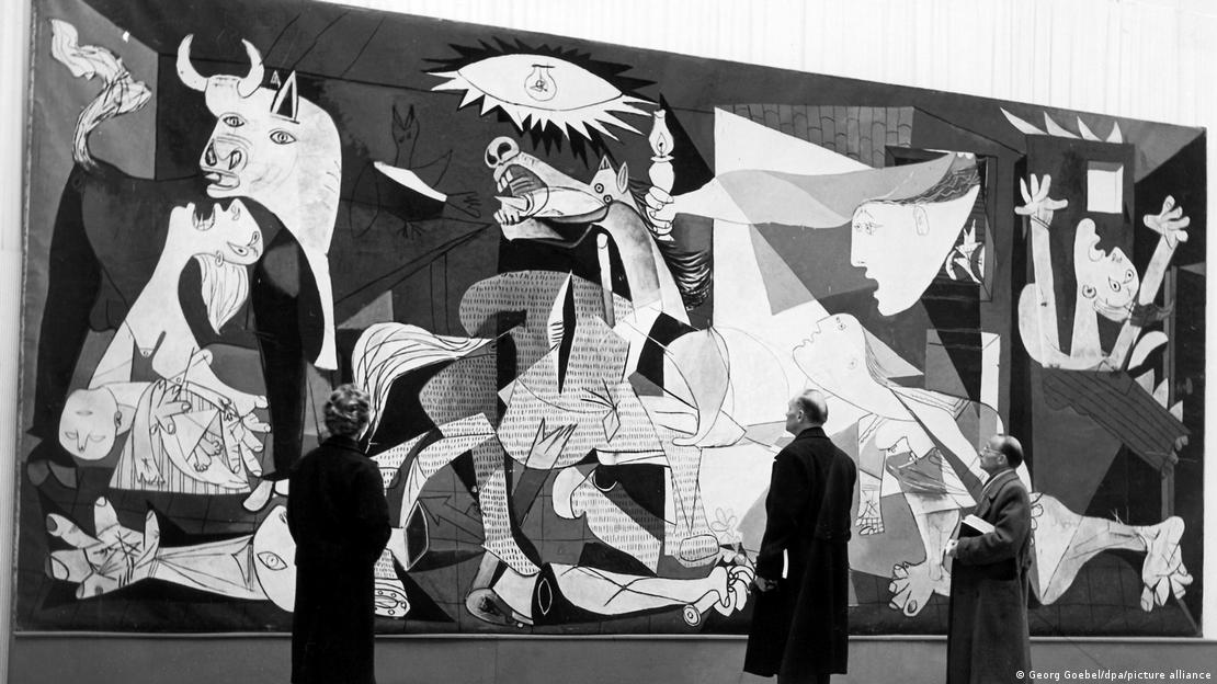 Картина Пабо Пикассо "Герника" на выставке в Мюнхене в октябре 1955 года 