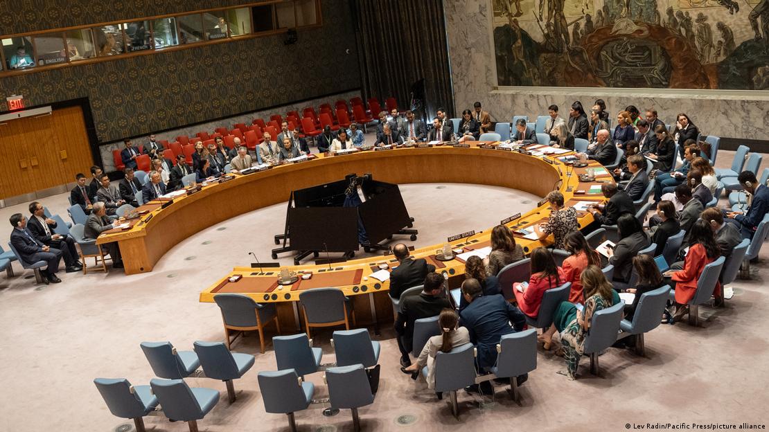 BM Güvenlik Konseyi toplantı salonunda oturan ülke temsilcileri