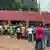 Des électeurs devant un bureau de vote de Conakry le dimanche 21 septembre 2025