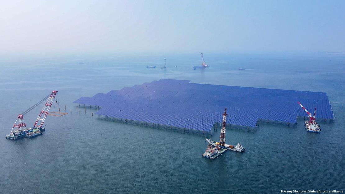 Imagem aérea mostra usina fotovoltaica offshore em construção na costa da província de Shandong