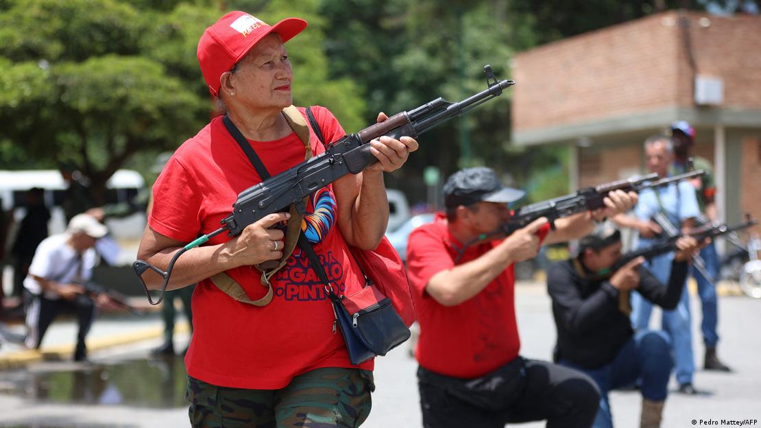 Civiles entrenando el manejo de armas en Caracas. (20.09.2025).