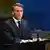 Frankreichs Präsident Emmanuel Macron steht an einem Rednerpult, er trägt Anzug mit weißem Hemd und Krawatte