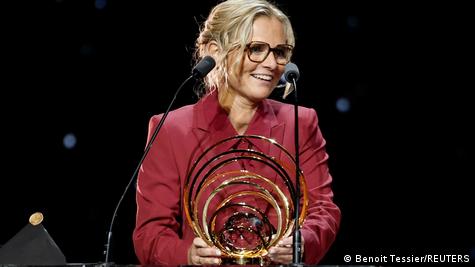 La sélectionneuse anglaise Sarina Wiegman après sa victoire au trophée Johan Cruyff féminin en septembre 2025. La sélectionneuse anglaise Sarina Wiegman après sa victoire au trophée Johan Cruyff féminin en septembre 2025.