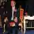 El fallecido reverendo Sun Myung Moon (izquierda) junto a su esposa Han Hak-ja durante una conferencia religiosa en Nueva York el 3 de octubre de 2003. (Archivo)