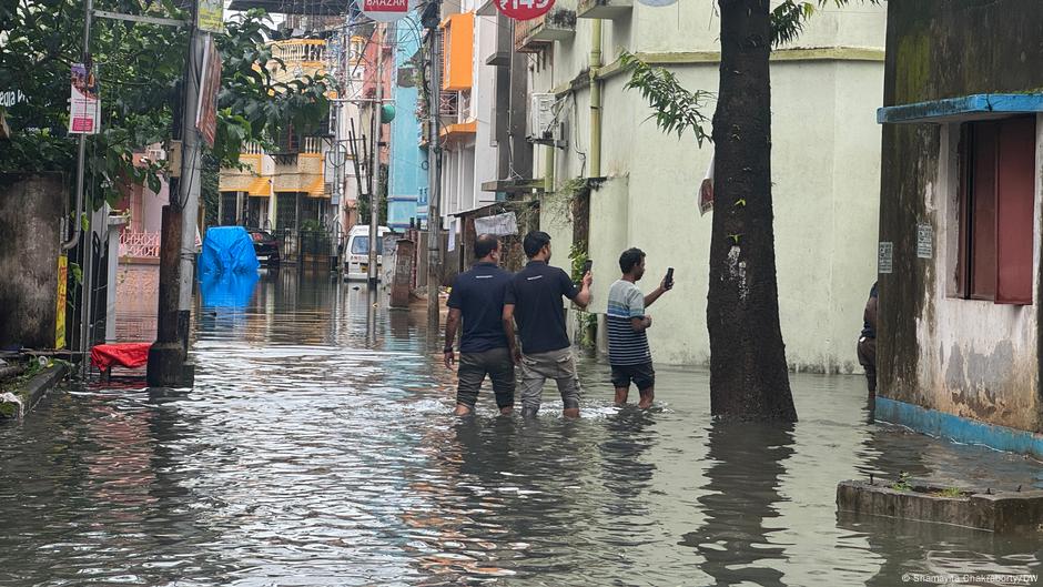 ছয়ঘণ্টার বৃষ্টিতে ডুবলো কলকাতা, বিদ্যুৎস্পৃষ্ট হয়ে মৃত পাঁচ