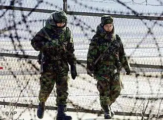 韩国士兵在三八线上巡逻