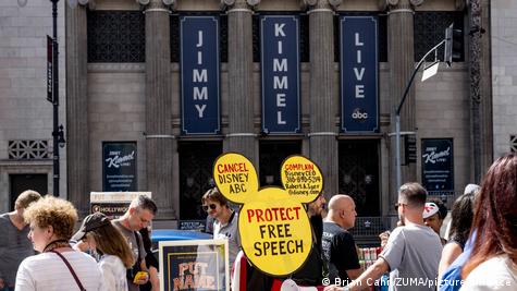 Televizyoncu Jimmy Kimmel'ın programının yayından kaldırılması sonrası yayın kuruluşu protesto edilirken. Gösteciler ifade özgürlüğüne dikkat çeken pankartlar taşıyor