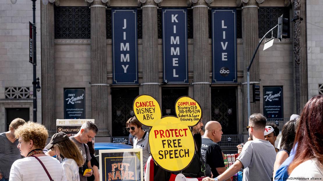 Manifestación por la libertad de expresión frente al Teatro Dolby de Los Angeles, con un cartel que dice: "Protejan la libertad de expresión".