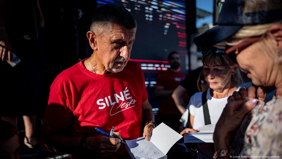 Oligarh i predsednik stranke Andrej Babiš daje autograme na predizbornom skupu