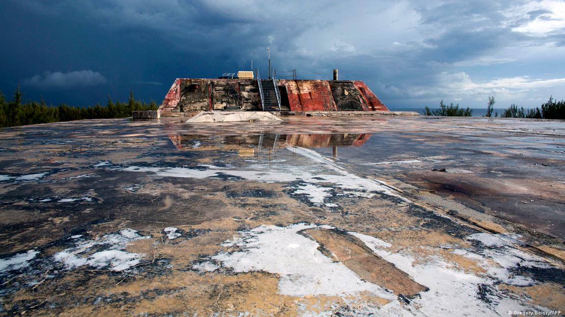 Francuska Polinezija Mururoa: Fotografija prikazuje pogled na betonsku bazu i objekat, koja se uzdiže iz vode