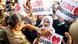 लखनऊ में प्रदर्शन करतीं मुस्लिम महिलाएं लखनऊ में प्रदर्शन करतीं मुस्लिम महिलाएं