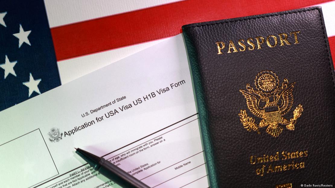 Bir pasaport ve H1B vizesi formu