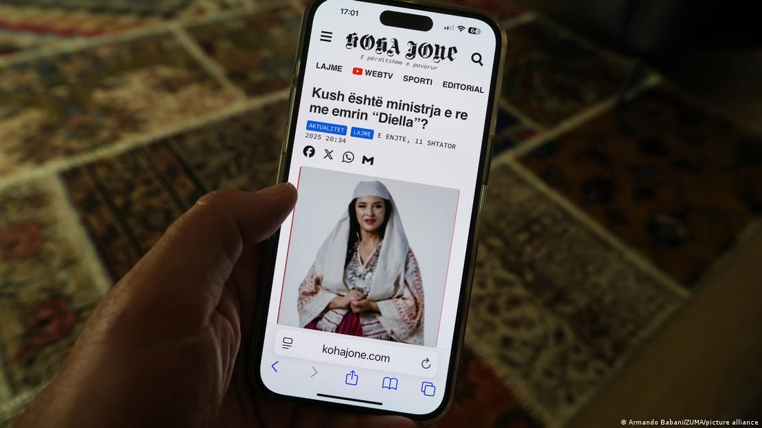 Një person duke lexuar në celular një artikull me titullin "Kush është ministrja e re me emrin "Diella"? Një person duke lexuar në celular një artikull me titullin "Kush është ministrja e re me emrin "Diella"?