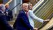 El presidente de Estados Unidos, Donald Trump, sube junto a su esposa por una escalera mecánica.