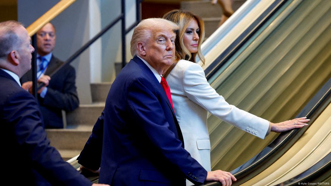 El presidente de Estados Unidos, Donald Trump, sube junto a su esposa por una escalera mecánica. El presidente de Estados Unidos, Donald Trump, sube junto a su esposa por una escalera mecánica.
