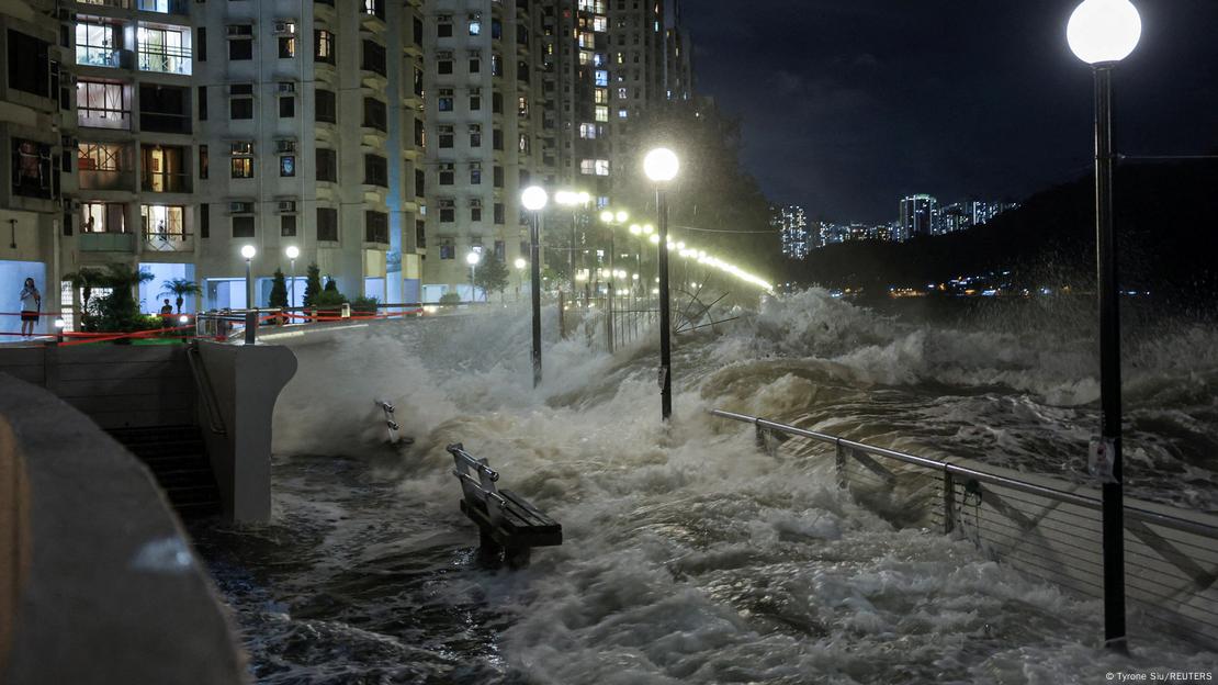 Fortes ondas atingem calcadão à beira mar em Hong Kong