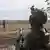 Un soldado ucraniano mira al cielo desde su posición de combate cerca de Toretsk, en la región de Donetsk, el  pasado 16 de septiembre de 2025.