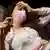 Una mujer con mascarilla en la cama, enferma.